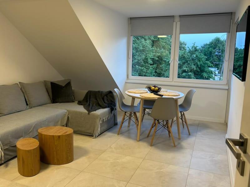 Salon z jadalnią w apartamencie VeloBaltica