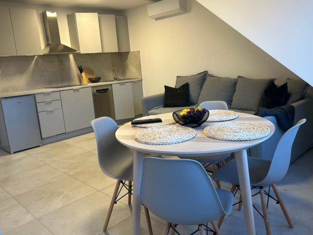 Salon z aneksem kuchennym w apartamencie numer 3