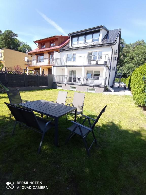 Budynek VeloBaltica Apartamenty w Wisełce od strony ogrodu