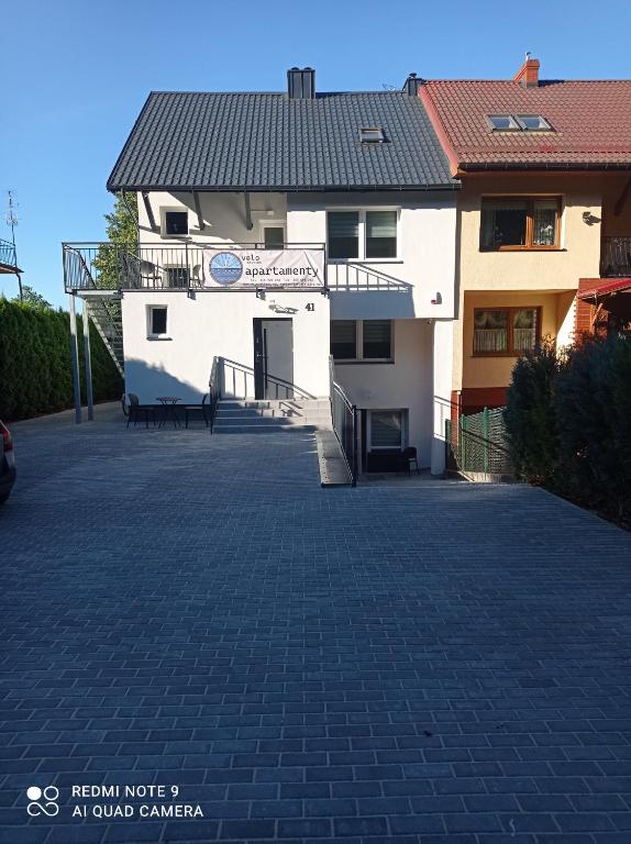 Taras apartamentu z widokiem na ogród